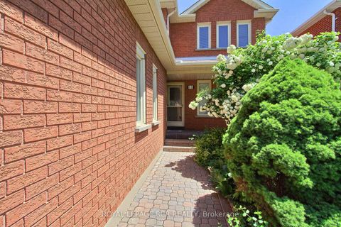 Photo 4 at 11 Zucchet Court, East Woodbridge, Vaughan