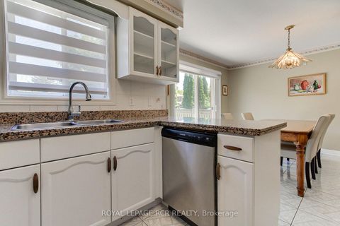 Photo 15 at 11 Zucchet Court, East Woodbridge, Vaughan