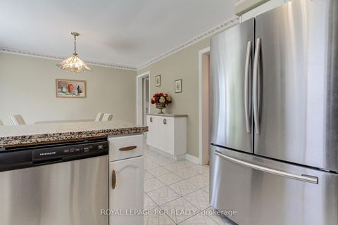 Photo 16 at 11 Zucchet Court, East Woodbridge, Vaughan