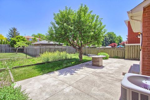 Photo 44 at 11 Zucchet Court, East Woodbridge, Vaughan