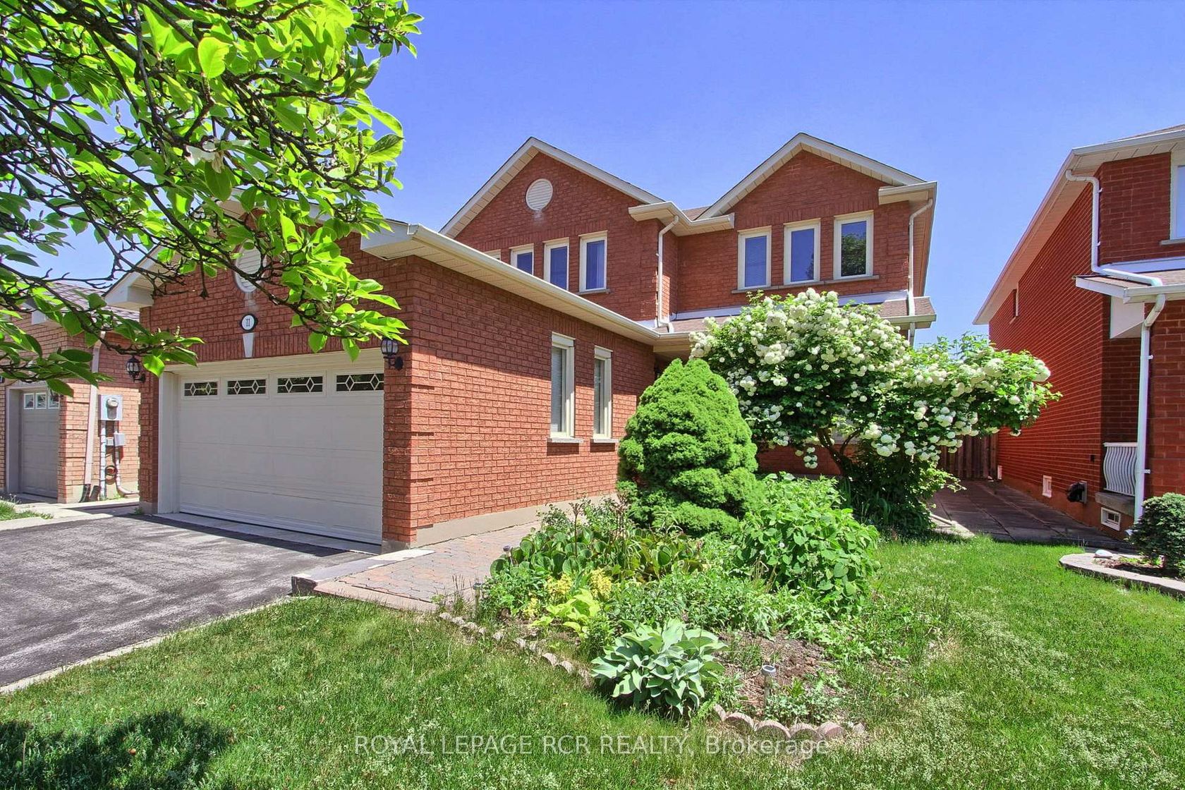 11 Zucchet Court, East Woodbridge, Vaughan photo number 2