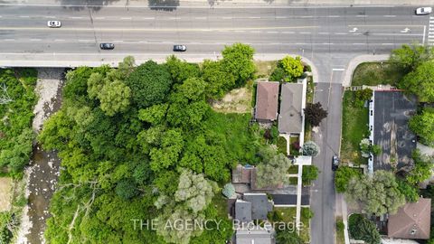 Photo 3 at 580 The Queensway, Queensway, Toronto