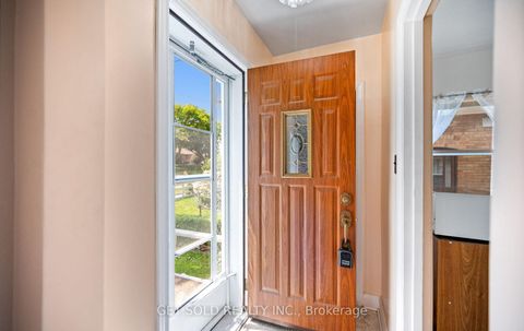Photo 1 at 131 Clearbrooke Circle, Kipling, Toronto