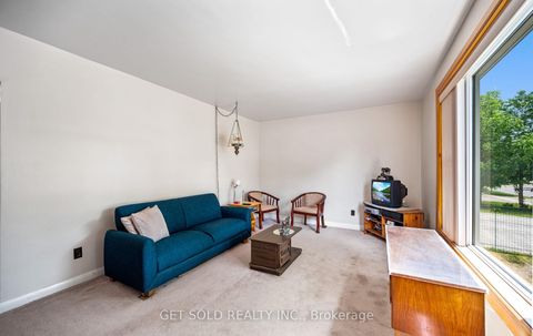 Photo 2 at 131 Clearbrooke Circle, Kipling, Toronto