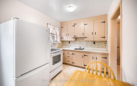 Photo 10 at 131 Clearbrooke Circle, Kipling, Toronto