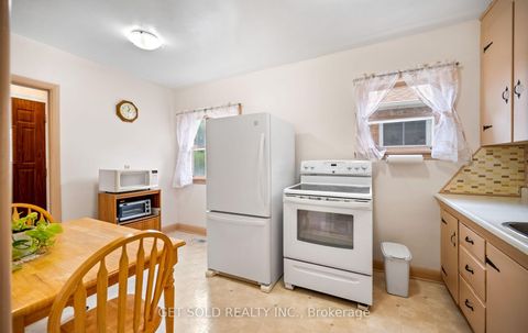 Photo 11 at 131 Clearbrooke Circle, Kipling, Toronto