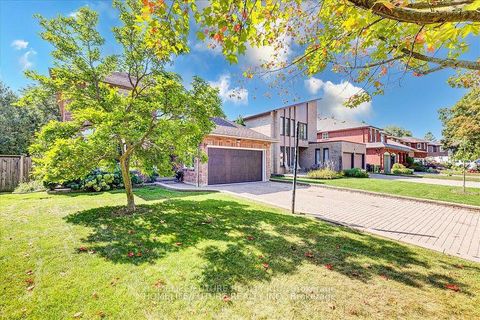 Photo 3 at 27 Sugarbush Square, Highland Creek, Toronto