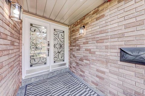 Photo 4 at 27 Sugarbush Square, Highland Creek, Toronto
