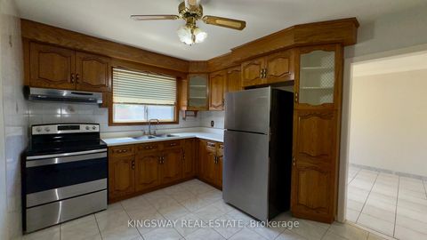 Photo 10 at 31 Quinan Drive, Maple Leaf, Toronto