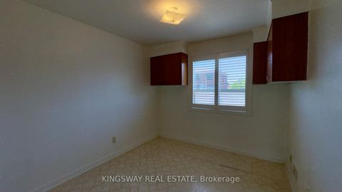 Photo 17 at 31 Quinan Drive, Maple Leaf, Toronto