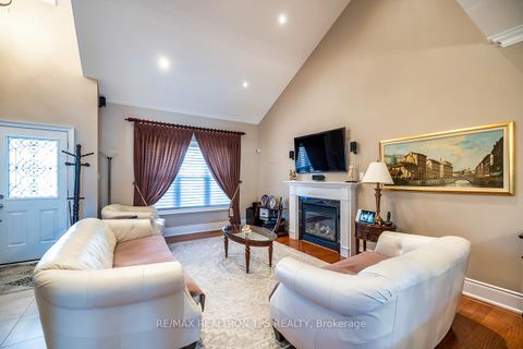 Photo 2 at 25 Leafield Drive, L'Amoreaux, Toronto