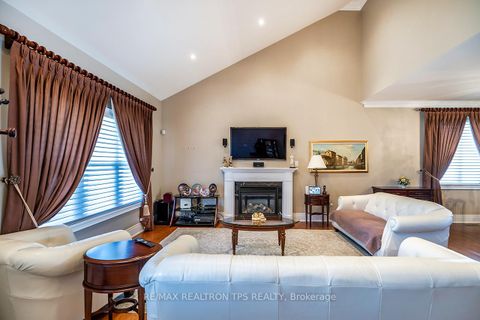 Photo 3 at 25 Leafield Drive, L'Amoreaux, Toronto