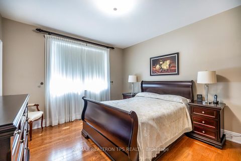 Photo 14 at 25 Leafield Drive, L'Amoreaux, Toronto