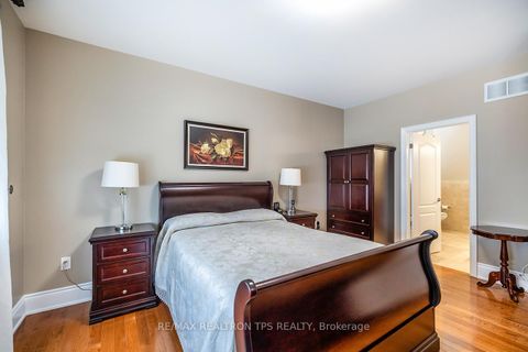 Photo 15 at 25 Leafield Drive, L'Amoreaux, Toronto