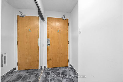 Photo 2 at 1711 - 41 Markbrook Lane, Jamestown, Toronto
