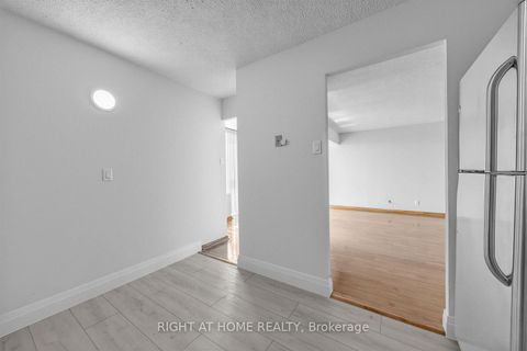 Photo 11 at 1711 - 41 Markbrook Lane, Jamestown, Toronto
