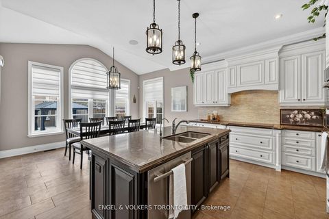 Photo 11 at 10 Silver Sterling Crescent, Vellore Village, Vaughan