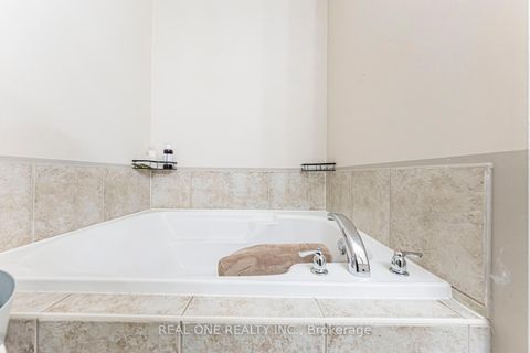 Photo 13 at 37 Bilbrough Street, Bayview Northeast, Aurora