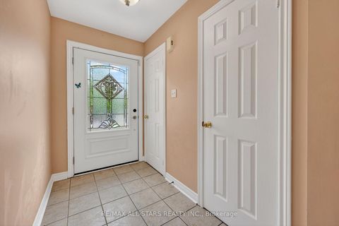 Photo 3 at 18 Lancaster Court, Keswick South, Georgina