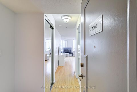 Photo 4 at 2302 - 633 Bay Street, Bay Street Corridor, Toronto
