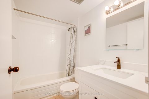 Photo 6 at 2302 - 633 Bay Street, Bay Street Corridor, Toronto