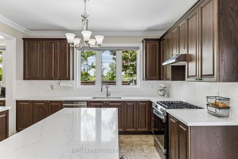 Photo 10 at 18 Hayfield Crescent, Jefferson, Richmond Hill