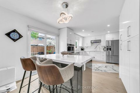 Photo 6 at 629 York Hill Boulevard, Yorkhill, Vaughan