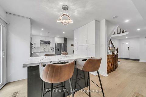 Photo 7 at 629 York Hill Boulevard, Yorkhill, Vaughan