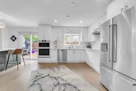 Photo 8 at 629 York Hill Boulevard, Yorkhill, Vaughan