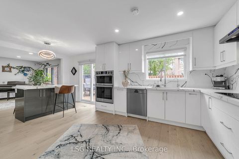 Photo 9 at 629 York Hill Boulevard, Yorkhill, Vaughan