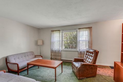 Photo 2 at 4 Sunray Crescent, CFB, Toronto