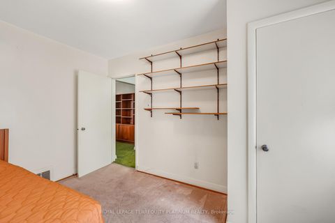 Photo 5 at 4 Sunray Crescent, CFB, Toronto