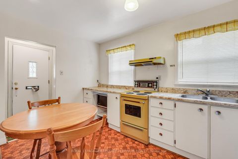 Photo 6 at 4 Sunray Crescent, CFB, Toronto