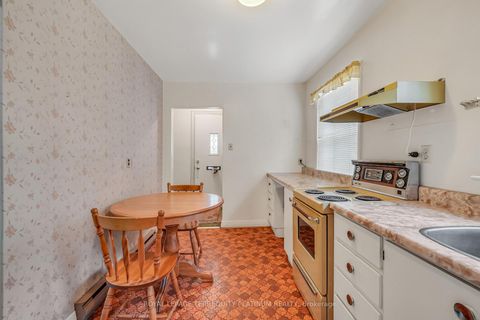 Photo 7 at 4 Sunray Crescent, CFB, Toronto