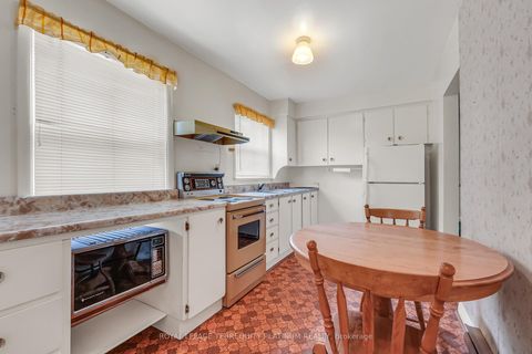 Photo 9 at 4 Sunray Crescent, CFB, Toronto
