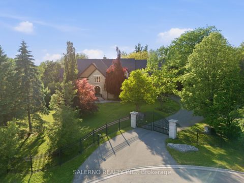 Photo 2 at 32 Daleview Court, Kleinburg, Vaughan