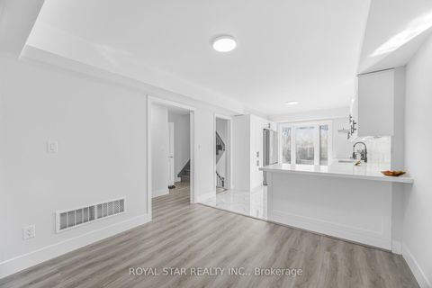 Photo 12 at 3 - 11 Plaisance Road, North Richvale, Richmond Hill