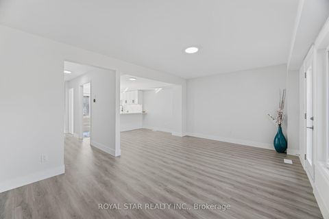 Photo 15 at 3 - 11 Plaisance Road, North Richvale, Richmond Hill