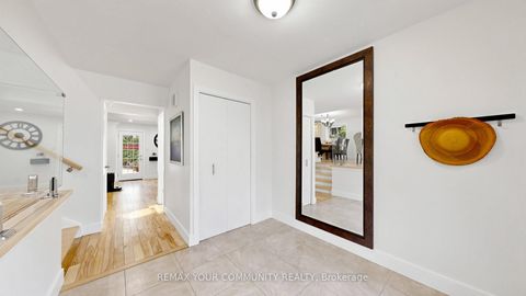 Photo 2 at 5 Coral Harbour Crescent, Bayview Country Club Estates, Markham