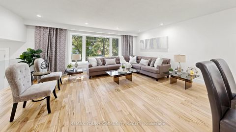 Photo 3 at 5 Coral Harbour Crescent, Bayview Country Club Estates, Markham