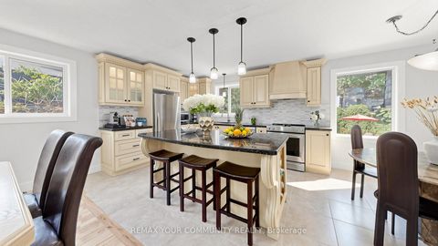 Photo 8 at 5 Coral Harbour Crescent, Bayview Country Club Estates, Markham