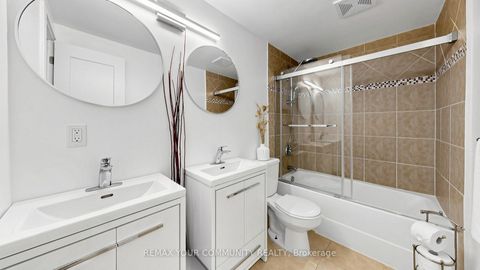 Photo 35 at 5 Coral Harbour Crescent, Bayview Country Club Estates, Markham