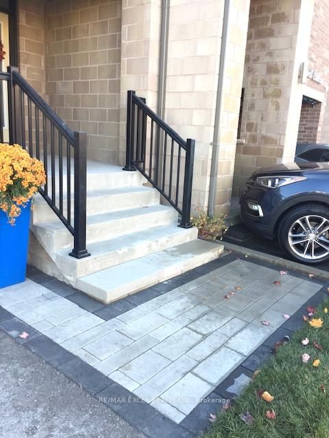 Photo 1 at 8 Helliwell Crescent, Oak Ridges Lake Wilcox, Richmond Hill
