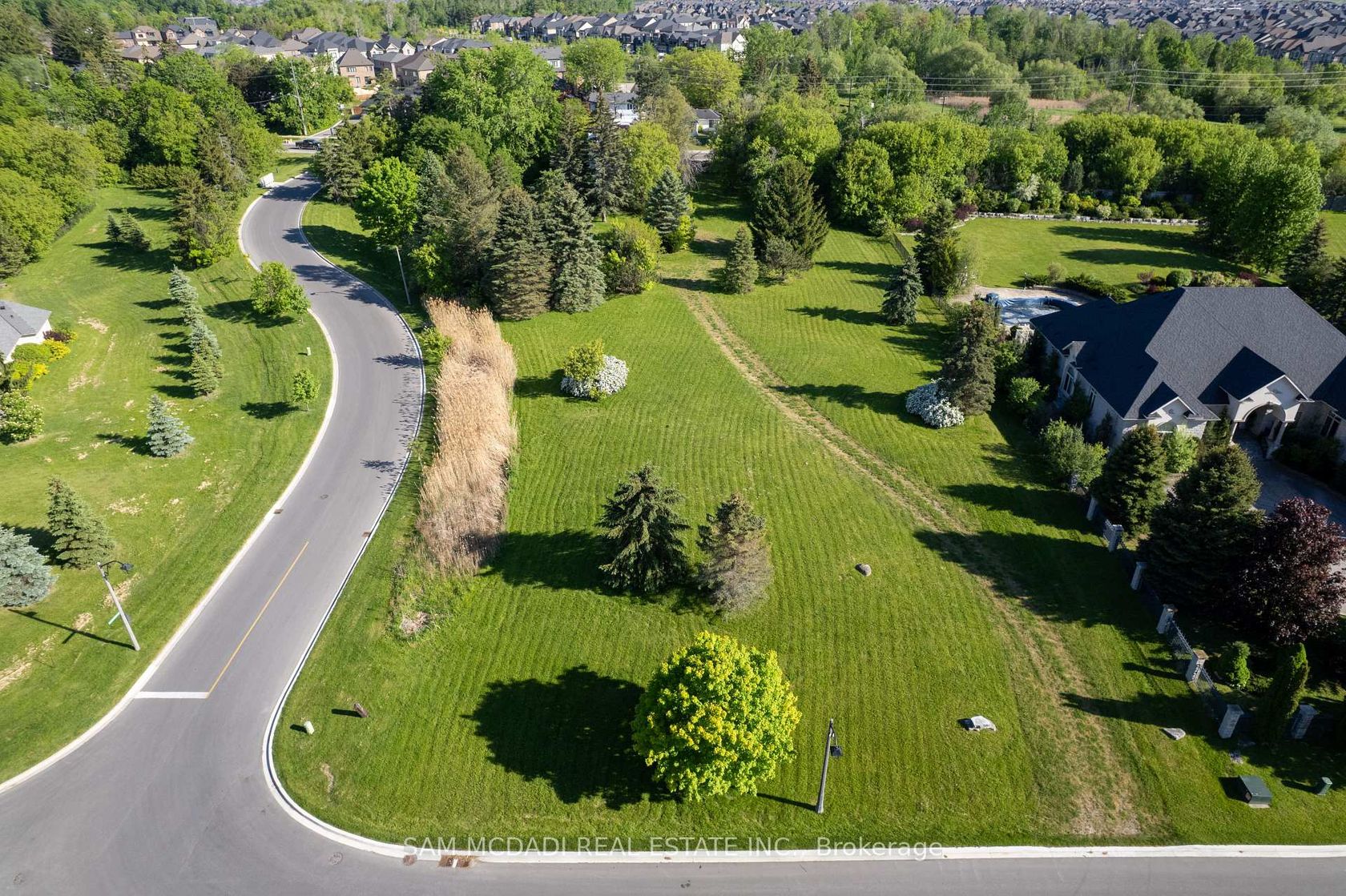 10 Richard Lovat Court, Kleinburg, Vaughan photo number 2