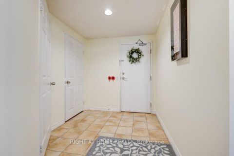 Photo 7 at 905 - 7 Bishop Avenue, Newtonbrook East, Toronto