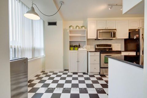 Photo 16 at 905 - 7 Bishop Avenue, Newtonbrook East, Toronto