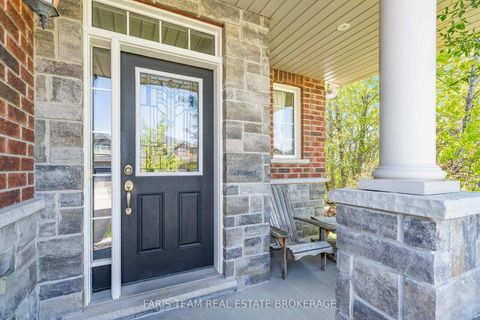 Photo 3 at 33 Auburn Court, Ardagh, Barrie
