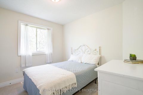 Photo 24 at 33 Auburn Court, Ardagh, Barrie