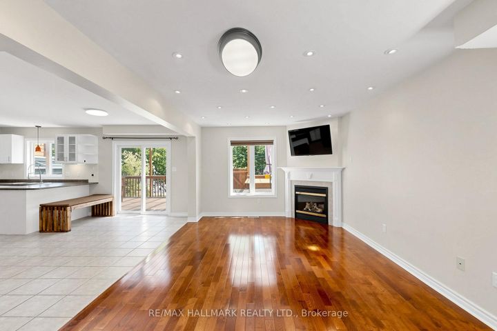 Photo 4 at 127 Humberland Drive, Oak Ridges, Richmond Hill