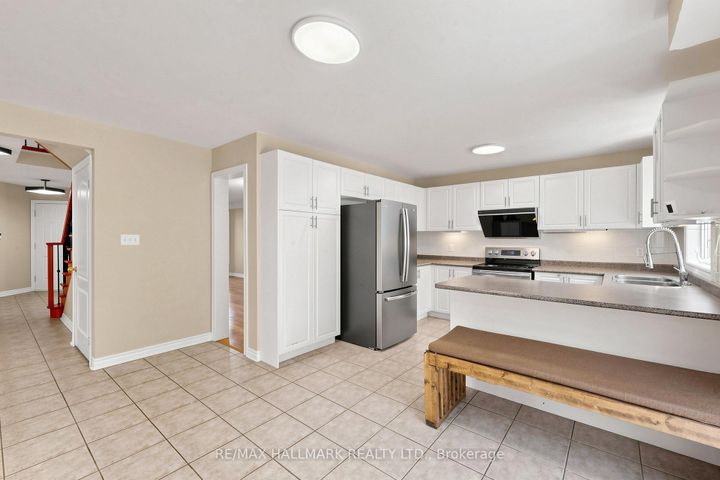 Photo 5 at 127 Humberland Drive, Oak Ridges, Richmond Hill